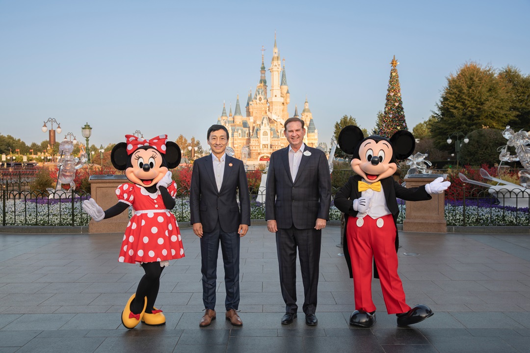 米奇、上海迪士尼度假区总裁及总经理薛逸骏（Joe Schott）、一嗨租车创始人、董事长兼首席执行官章瑞平及米妮（从右至左）共同庆祝战略联盟的达成